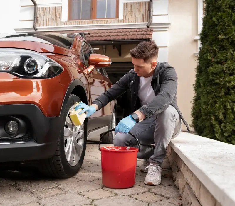 Lavage auto à domicile Saint-Fraimbault : professionnel intervenant sur un véhicule